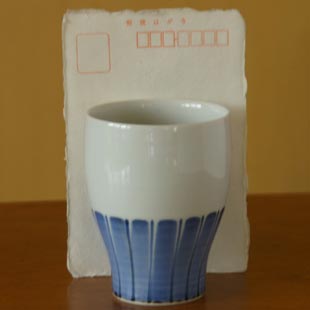 砥部焼・梅山窯　たてしま柄のフリーカップをはがきと比較して