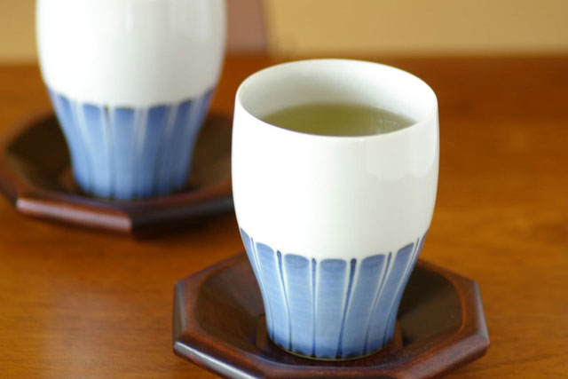 砥部焼・梅山窯　たてしま柄のフリーカップにお茶を入れて