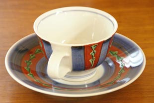 砥部焼・梅山窯　色絵模様のコーヒーカップの持ち手