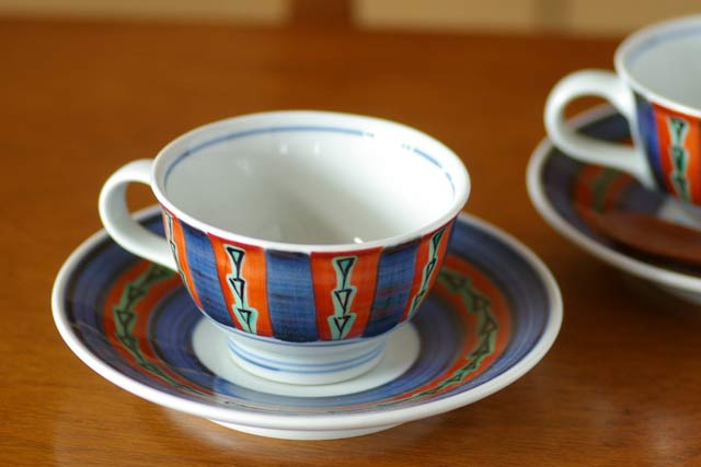 梅山窯　色絵模様のコーヒーカップ