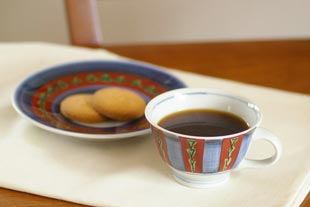 砥部焼・梅山窯　色絵模様のコーヒーカップでティータイム