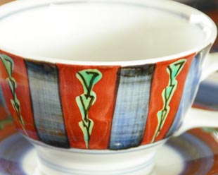 砥部焼・梅山窯　色絵模様のコーヒーカップの絵付