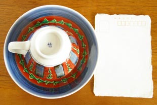 砥部焼・梅山窯　色絵模様のコーヒーカップをはがきと比較して