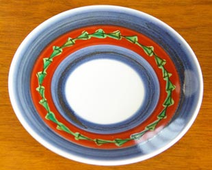 砥部焼・梅山窯　色絵模様のコーヒーカップのソーサーを上から見て