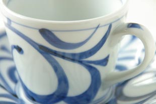 からくさのコーヒーカップ　絵付け