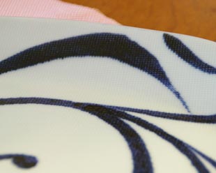 砥部焼・梅山窯　からくさの楕円布目皿の絵付け