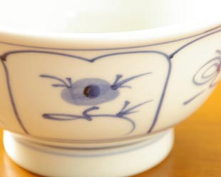 砥部焼・梅山窯 なずなの丼鉢(小)の絵付け