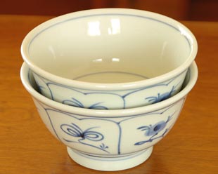 砥部焼・梅山窯 なずなの丼鉢(小)を重ねて