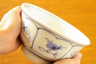 砥部焼・梅山窯 なずなの丼鉢(小)を手に持って