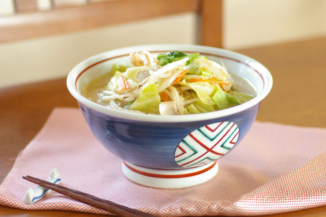 砥部焼・梅山窯　まるぬきの丼鉢(6寸)にちゃんぽんを盛って