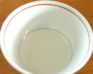 砥部焼・梅山窯 まるぬきの丼鉢(6寸)を上からみたところ