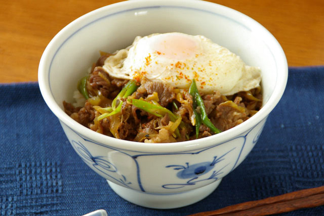 和食器・砥部焼　なずなの丼鉢（小）に牛丼を