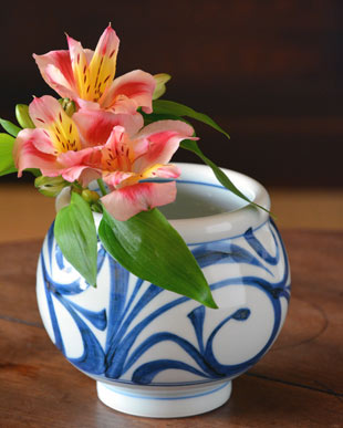 砥部焼・梅山窯　からくさの丸深鉢に花をいけて