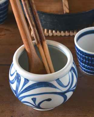 砥部焼・梅山窯　からくさの丸深鉢におたまを