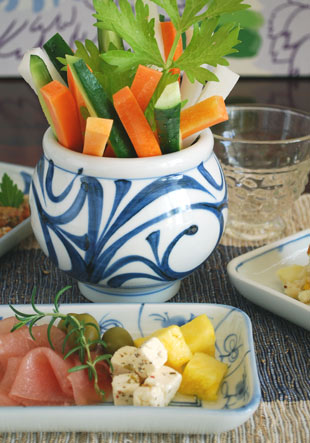 砥部焼・梅山窯　からくさの丸深鉢に野菜スティックを