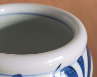 砥部焼・梅山窯　からくさの丸深鉢の玉ぶち