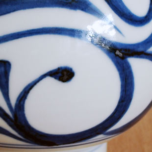 砥部焼・梅山窯　からくさの丸深鉢の絵付け