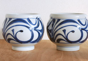 砥部焼・梅山窯　からくさの丸深鉢を並べて