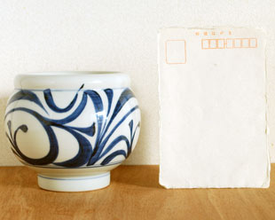 砥部焼・梅山窯　からくさの丸深鉢をはがきと比較して