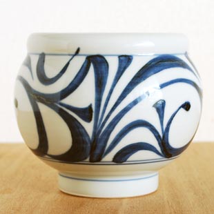 砥部焼・梅山窯　からくさの丸深鉢を横から見て