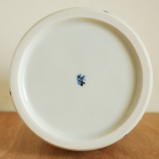 砥部焼・梅山窯　赤蝶文の花器の底面