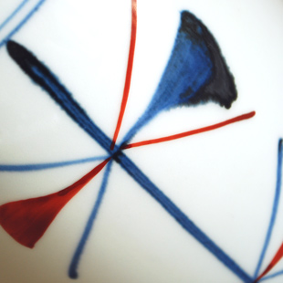 砥部焼・梅山窯　赤蝶文の花器の絵付け