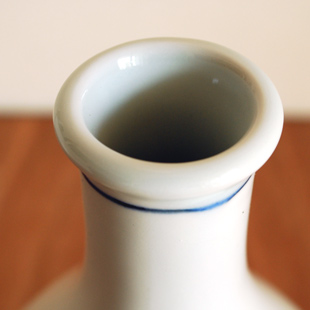 砥部焼・梅山窯　赤蝶文の花器の口部分