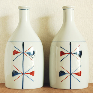 砥部焼・梅山窯　赤蝶文の花器を並べて