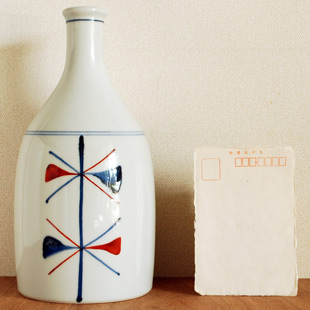 砥部焼・梅山窯　赤蝶文の花器をはがきと比較して