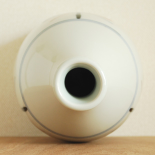 砥部焼・梅山窯　赤蝶文の花器を上から見て