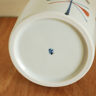 砥部焼・梅山窯　赤蝶文の花器の底面