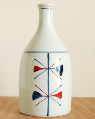 砥部焼・梅山窯　赤蝶文の花器を横から見て