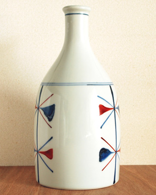 砥部焼・梅山窯　赤蝶文の花器を横から見て