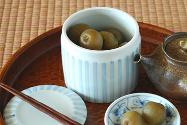 砥部焼・梅山窯　ストライプの筒ふた物に梅を入れて