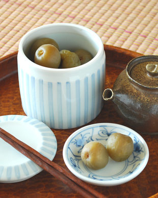 砥部焼・梅山窯　ストライプの筒ふた物に梅を入れて