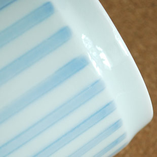 砥部焼・梅山窯　ストライプの筒ふた物の絵柄