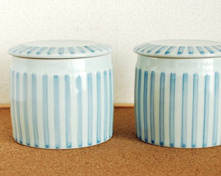 砥部焼・梅山窯　ストライプの筒ふた物を並べて