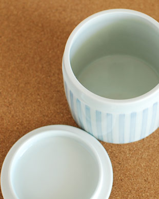 砥部焼・梅山窯　ストライプの筒ふた物の中