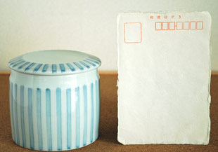 砥部焼・梅山窯　ストライプの筒ふた物をはがきと比較して