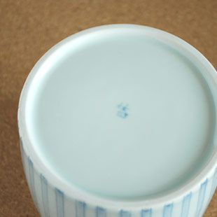 砥部焼・梅山窯　ストライプの筒ふた物の底面