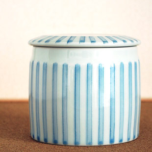 砥部焼・梅山窯　ストライプの筒ふた物を横から見て