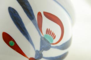 砥部焼　あか花のがら入れの絵付け