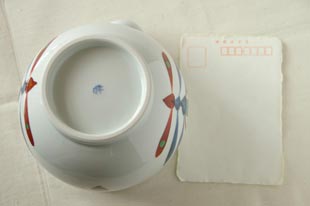 砥部焼　あか花のガラ入れ　はがきとの比較