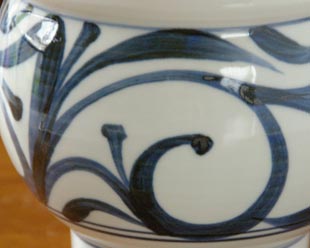 砥部焼・梅山窯　からくさの片口鉢(大)の絵付け