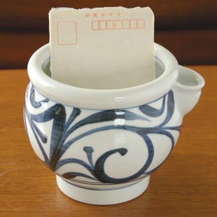 砥部焼・梅山窯　からくさの片口鉢(大)をはがきと比較して