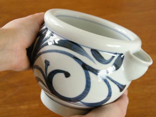砥部焼・梅山窯　からくさの片口鉢(大)を手に持って