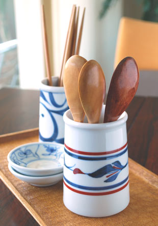 砥部焼・梅山窯　みつ葉の箸立てにスプーンを