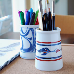 砥部焼・梅山窯　みつ葉の箸立てに鉛筆を