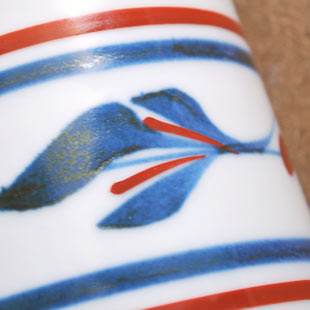 砥部焼・梅山窯　みつ葉の箸立ての絵付け