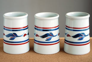 砥部焼・梅山窯　みつ葉の箸立てを比較して